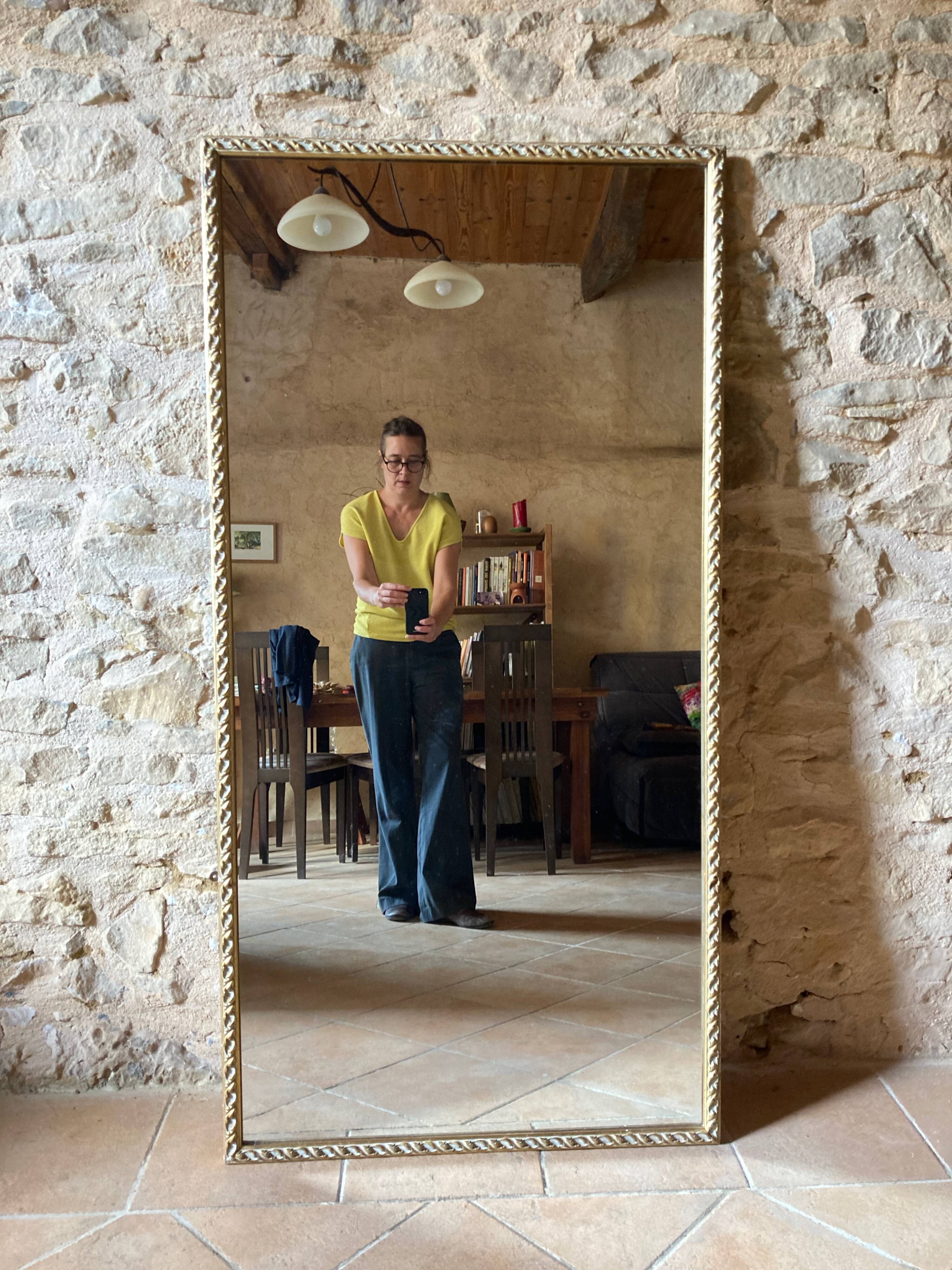 Grand miroir ancien, cadre en bois sculpté blanc et or
