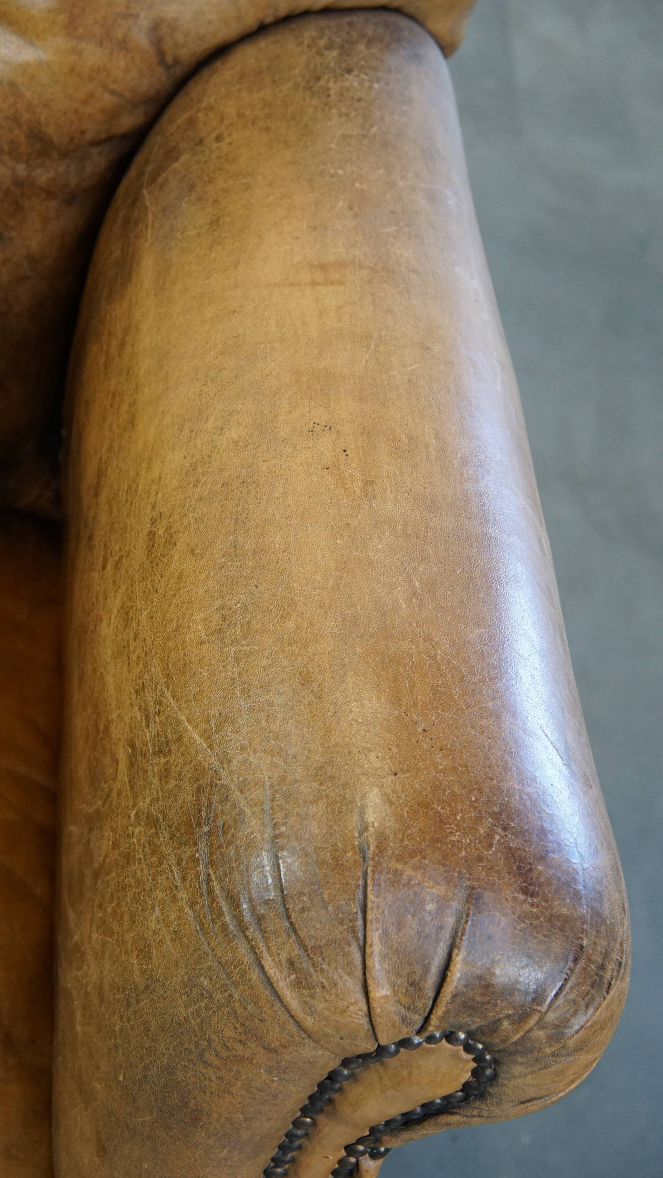Fauteuil ancien en cuir de mouton