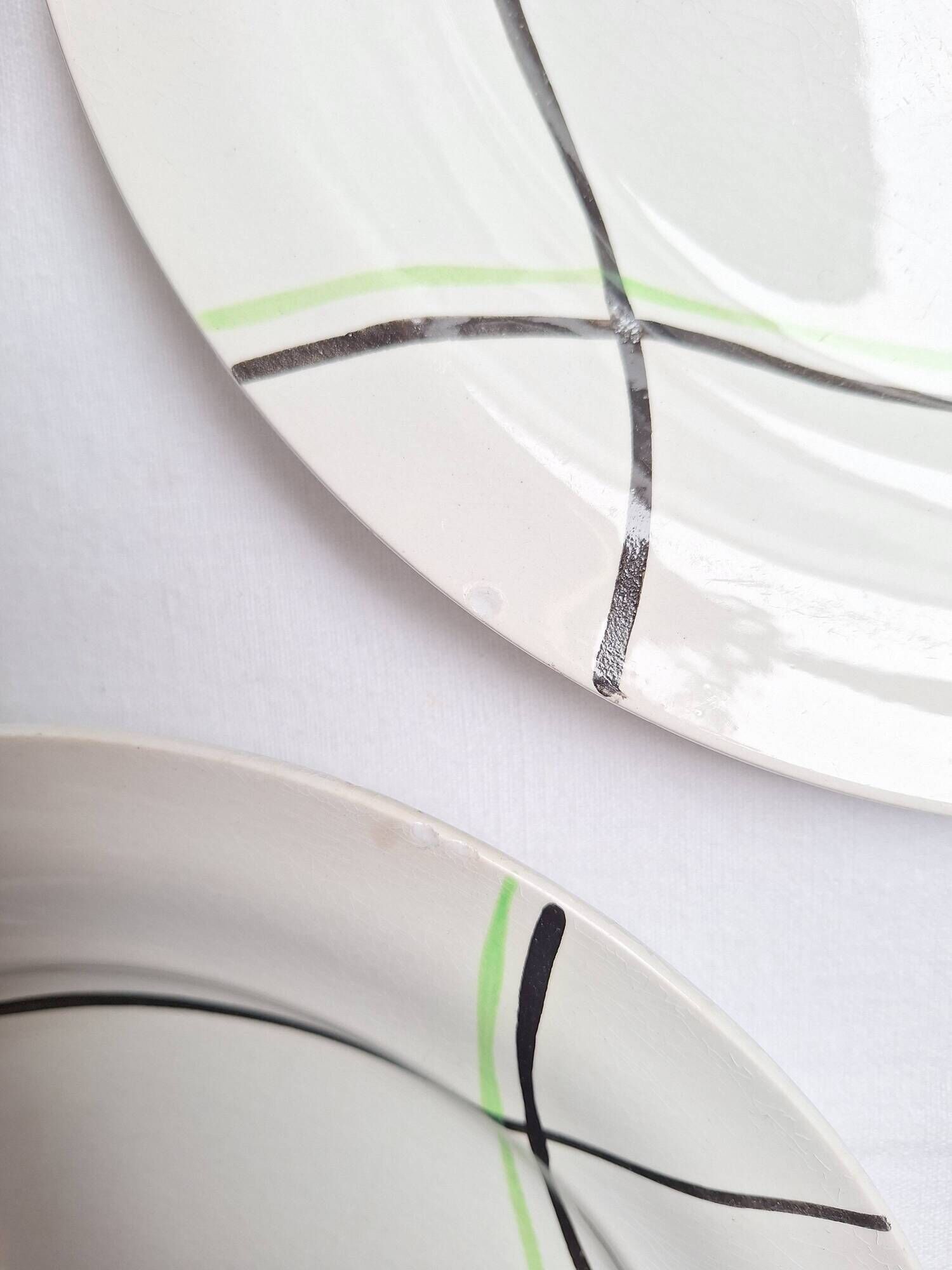 Flat plates St Amand model Bayonne white, green and black.