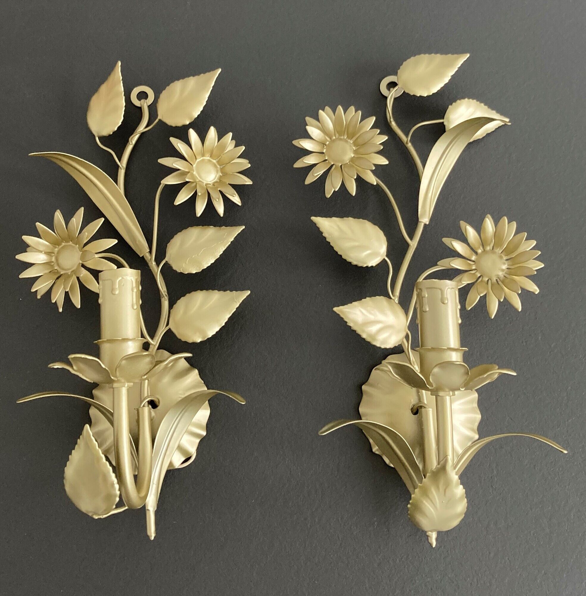 Paire d'applique fleurs métal laqué or années 80
