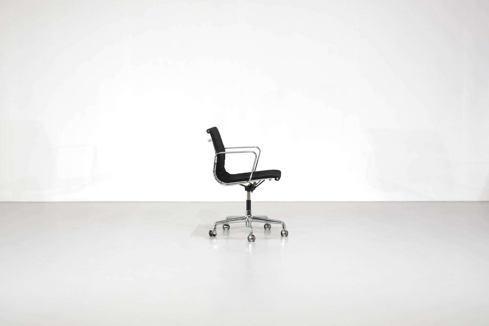 Office chair "EA 117" by Charles Ray Eames for ICF USA, 1969.