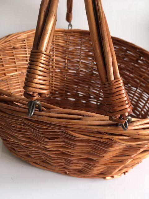 2-handle wicker basket