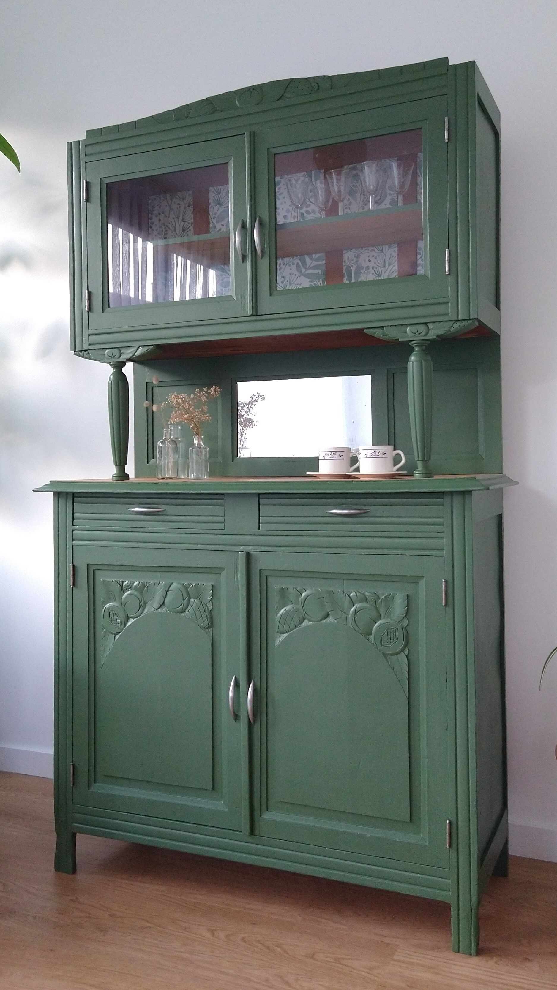 Two-piece cupboard buffet