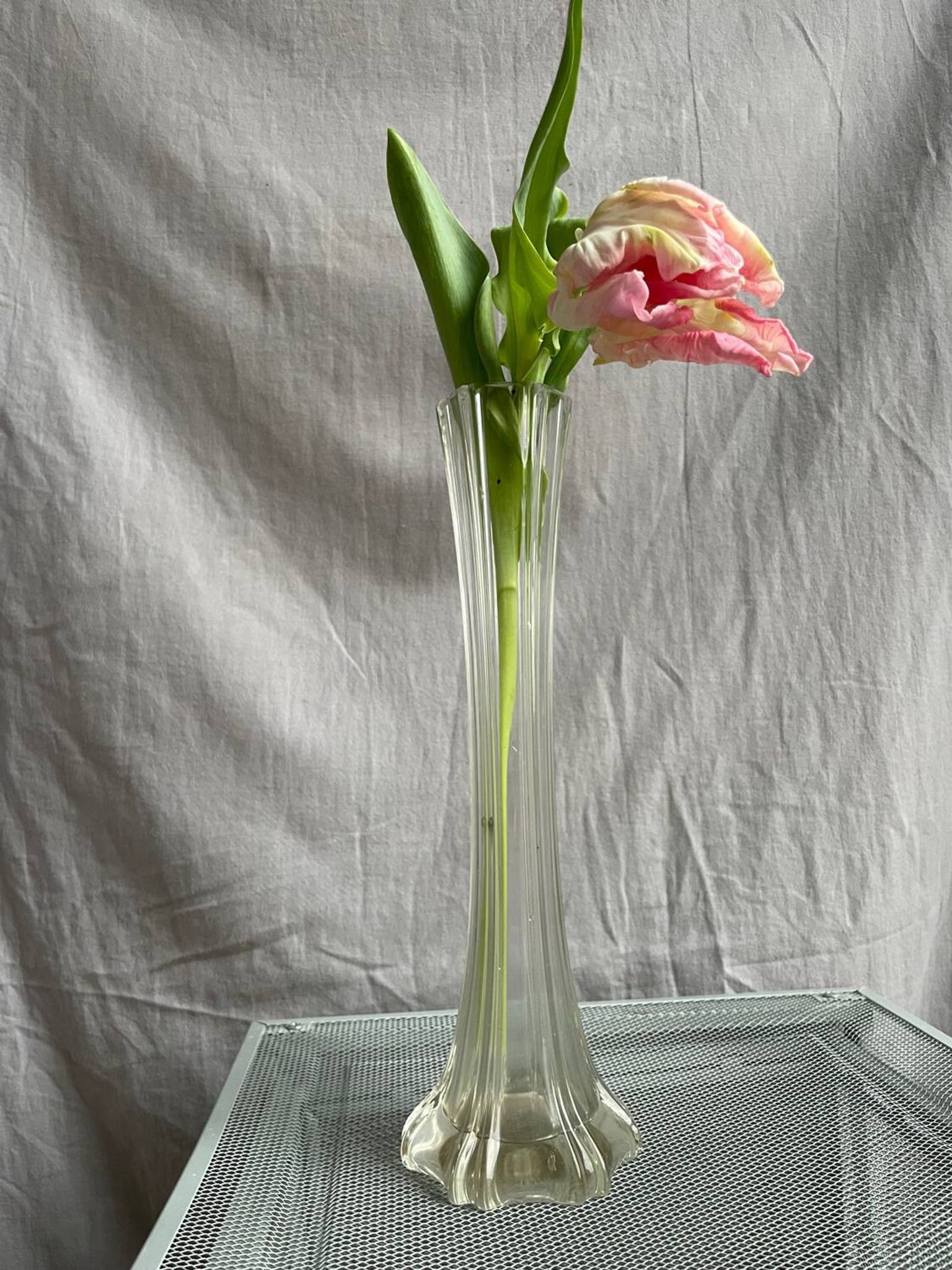 Vase, Soliflore à 6 pans dentelés  XXe siècle