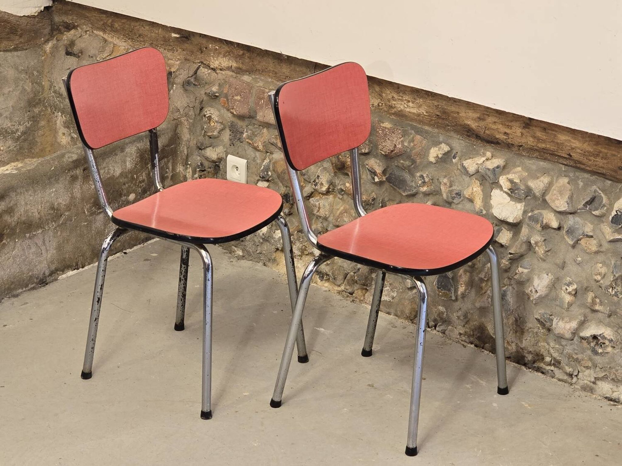 Paire de chaises en formica rose