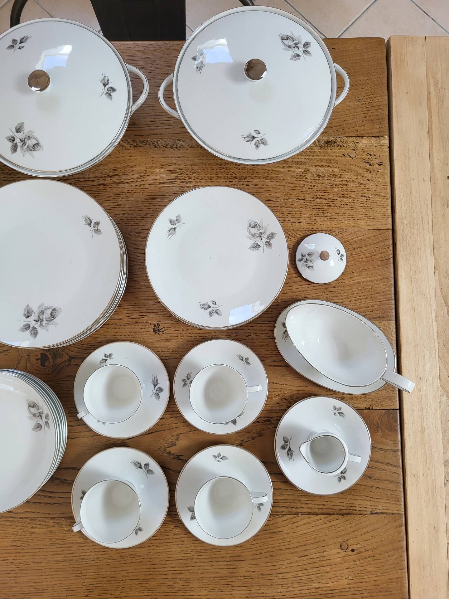 36-piece porcelain service