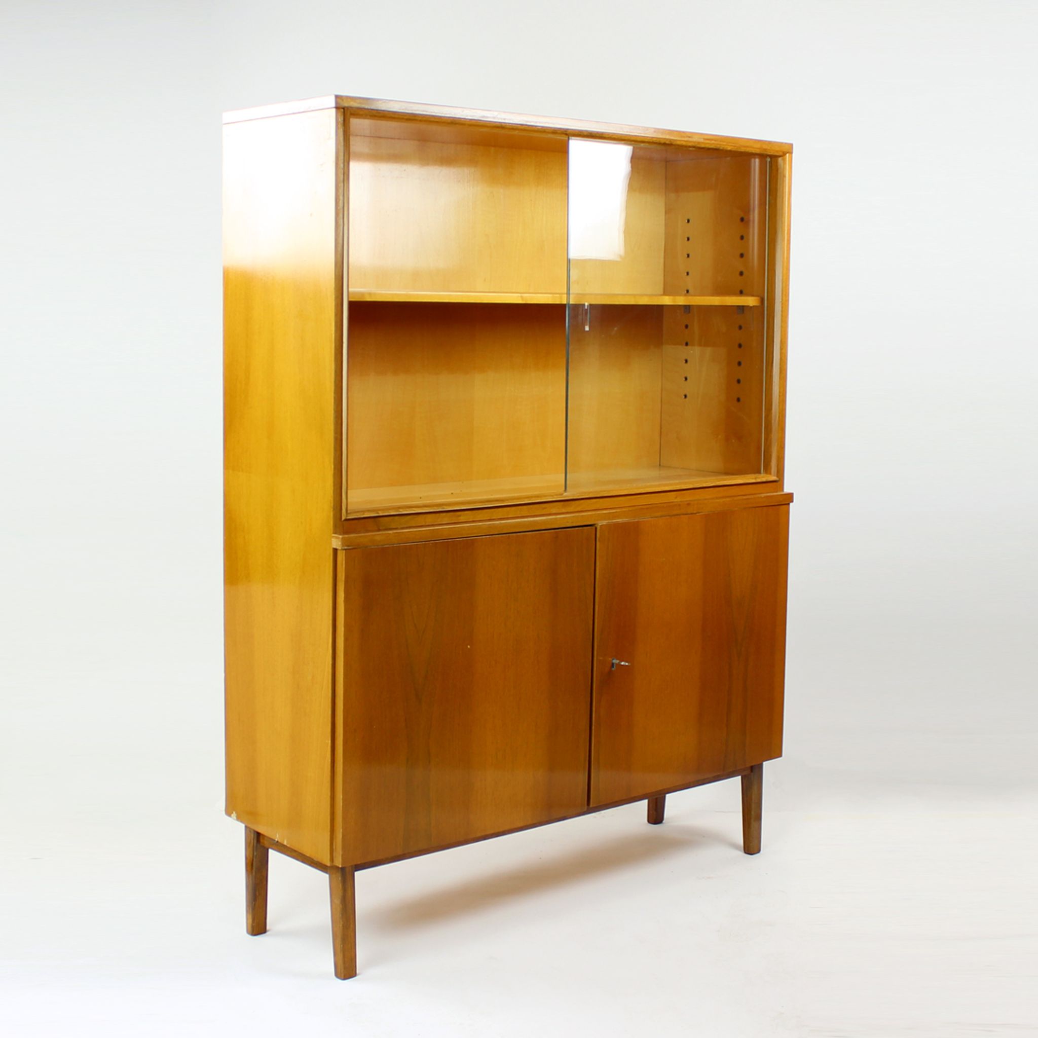 Bibliothèque du milieu du siècle en noyer par Jitona, Tchécoslovaquie