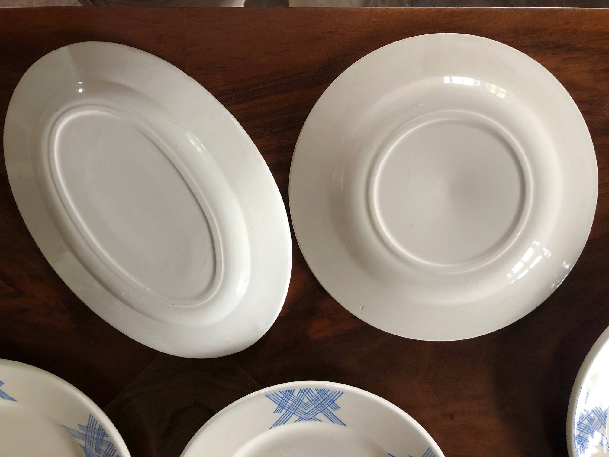 7 assiettes à dessert et 1 plat de service vintage
