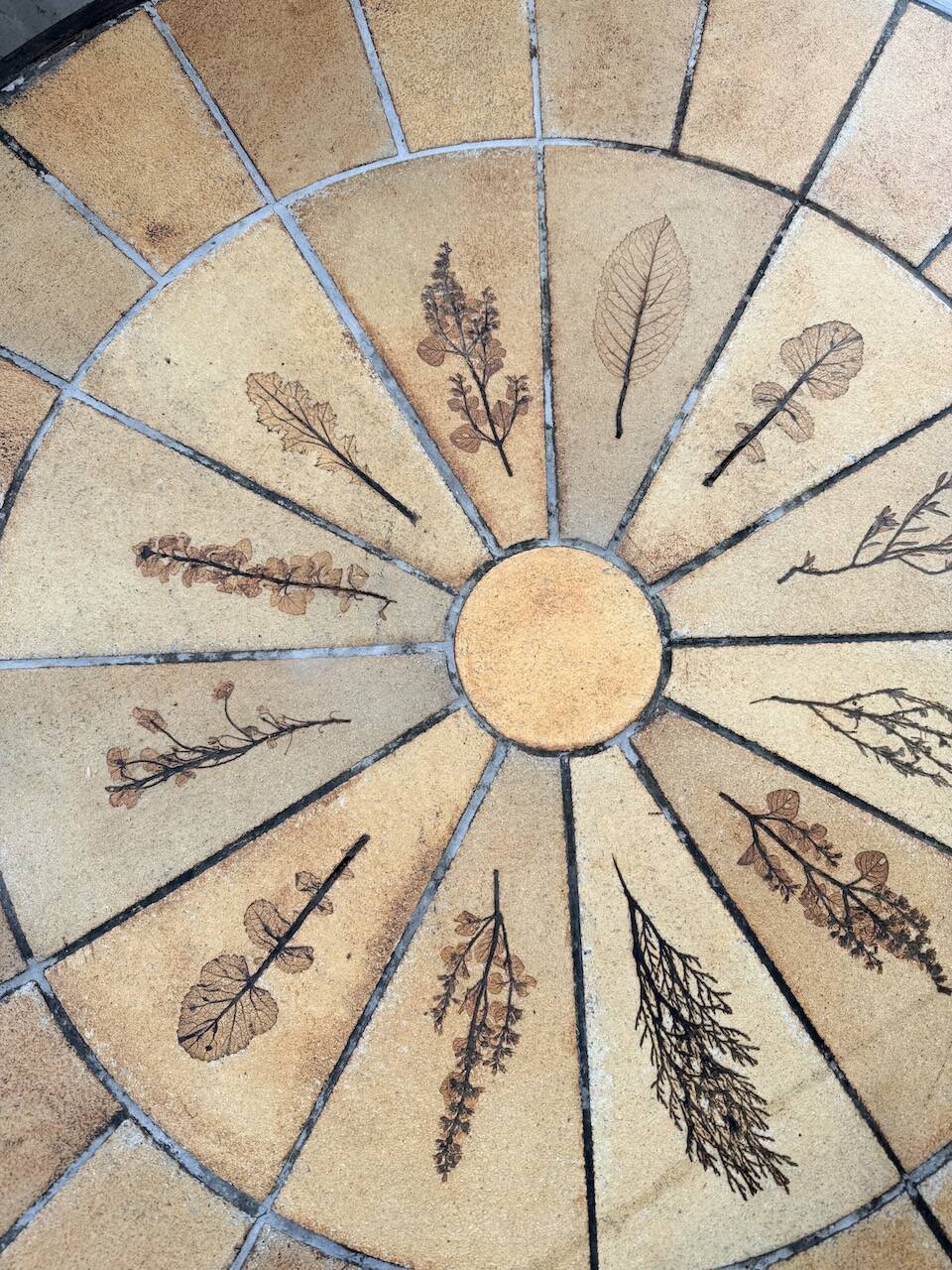Herbier Capron ceramic dining table