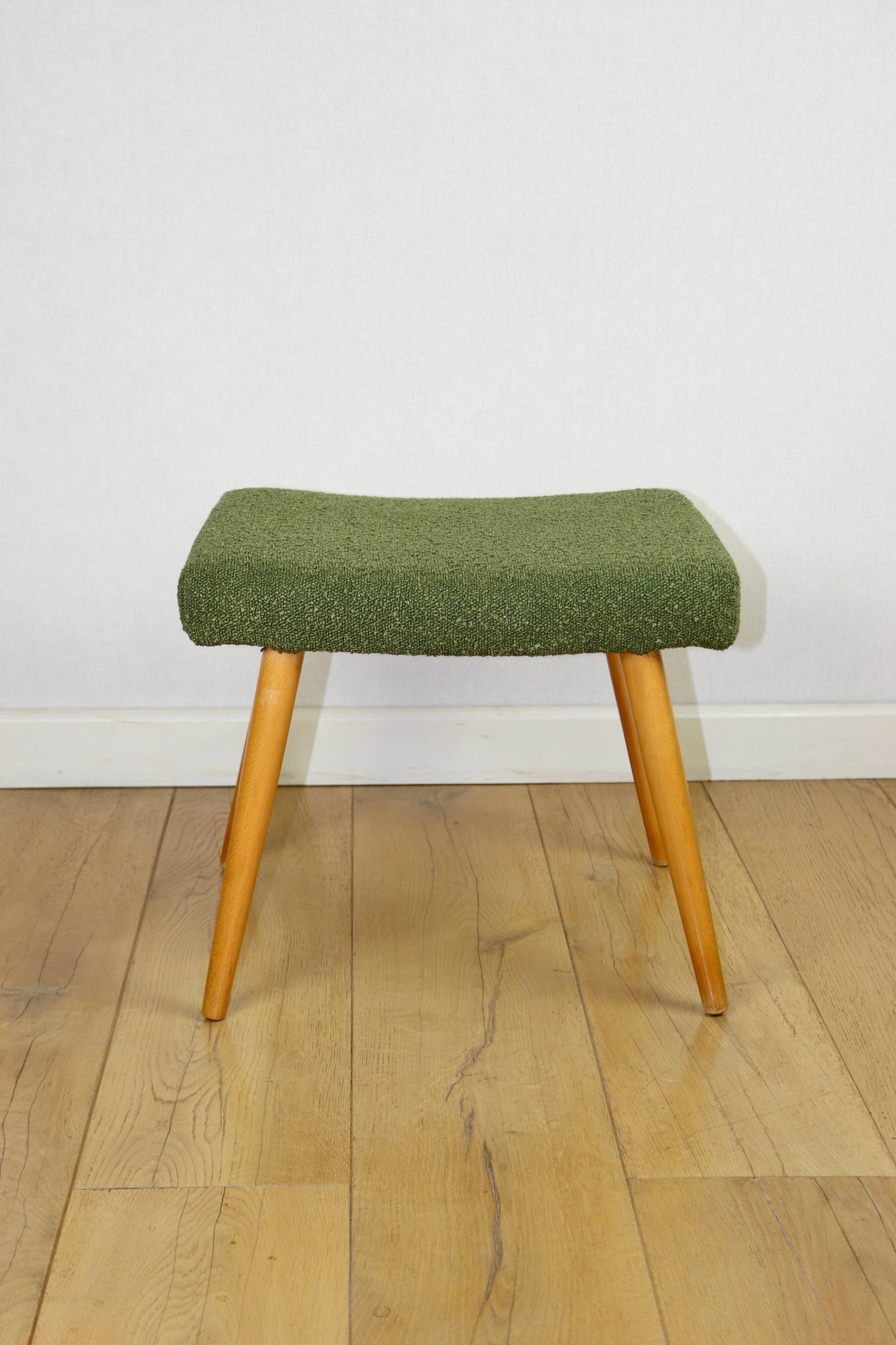 Tabouret à assise en boucle large vert-olive - pieds ronds en hêtre