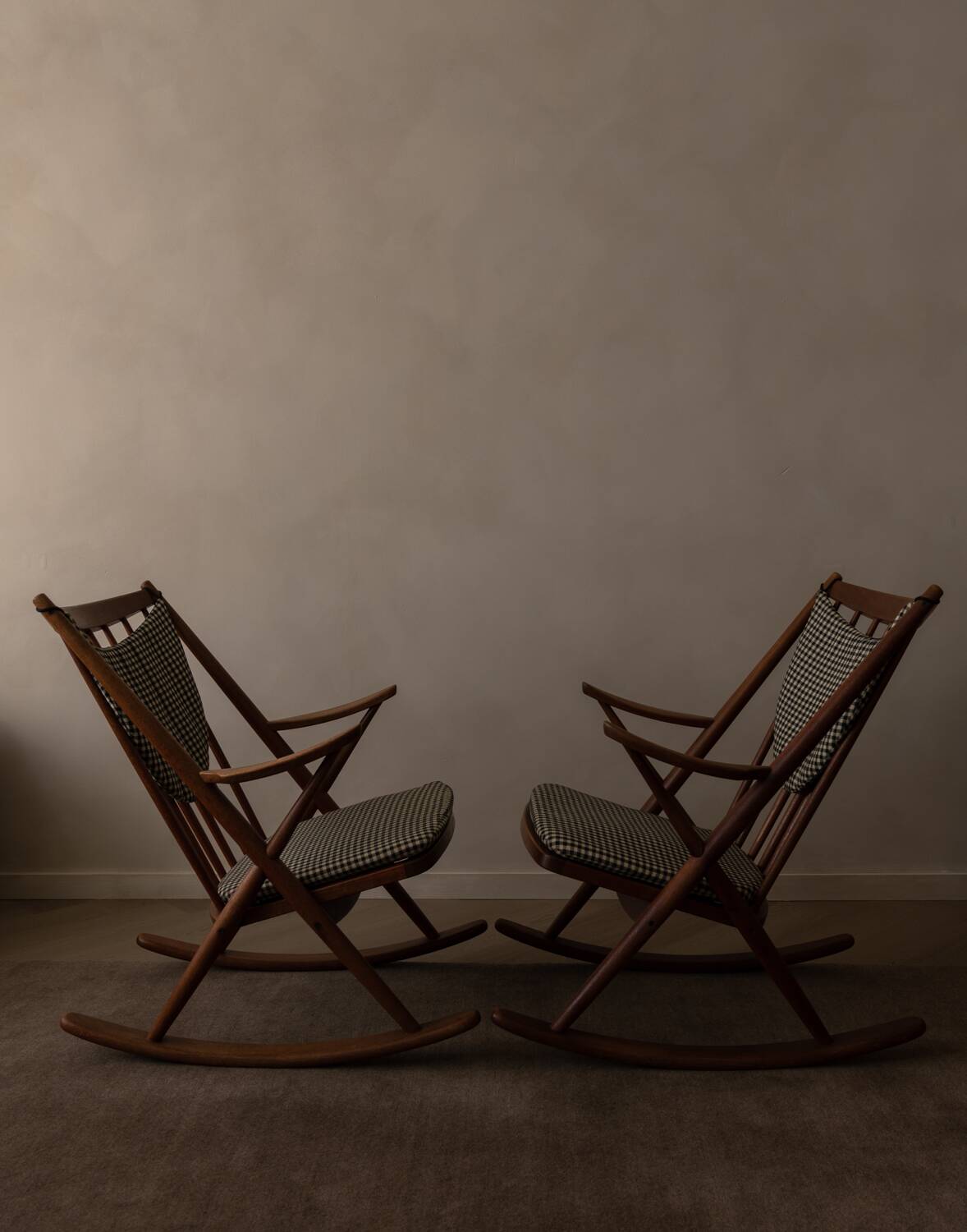 Ensemble de 2 chaises berçantes en teck danois modèle 182 Frank Reenskaug années 1950.