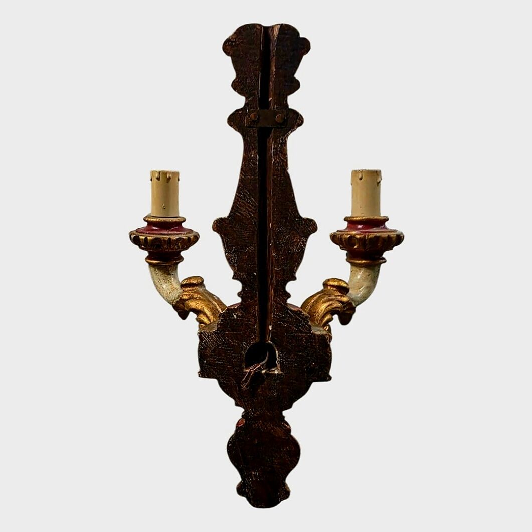 Paire d'appliques Louis XV en bois sculpté et polychrome – XIXe