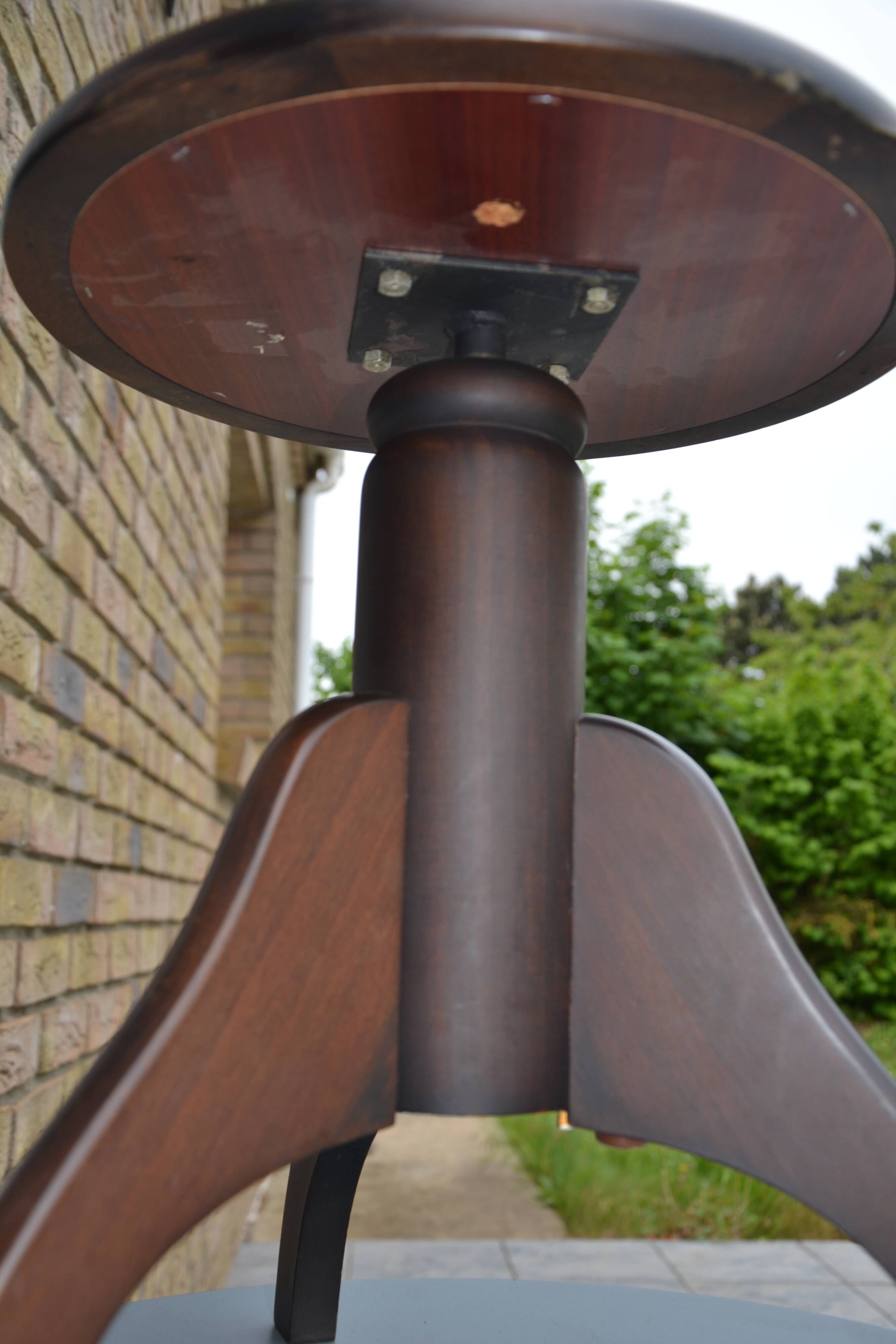 Rotating piano stool