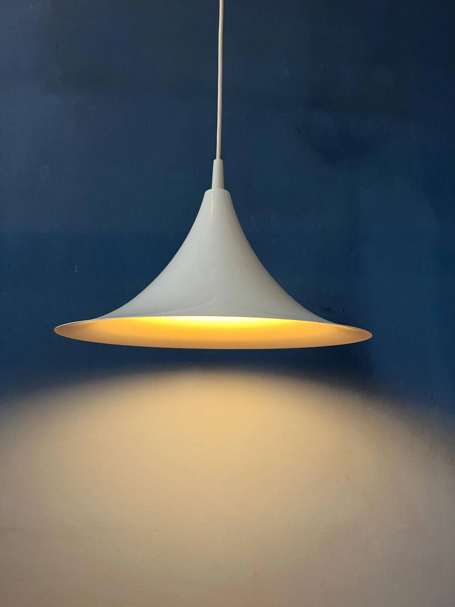 Suspension vintage blanche brillante style chapeau de sorcière de l'ère spatiale