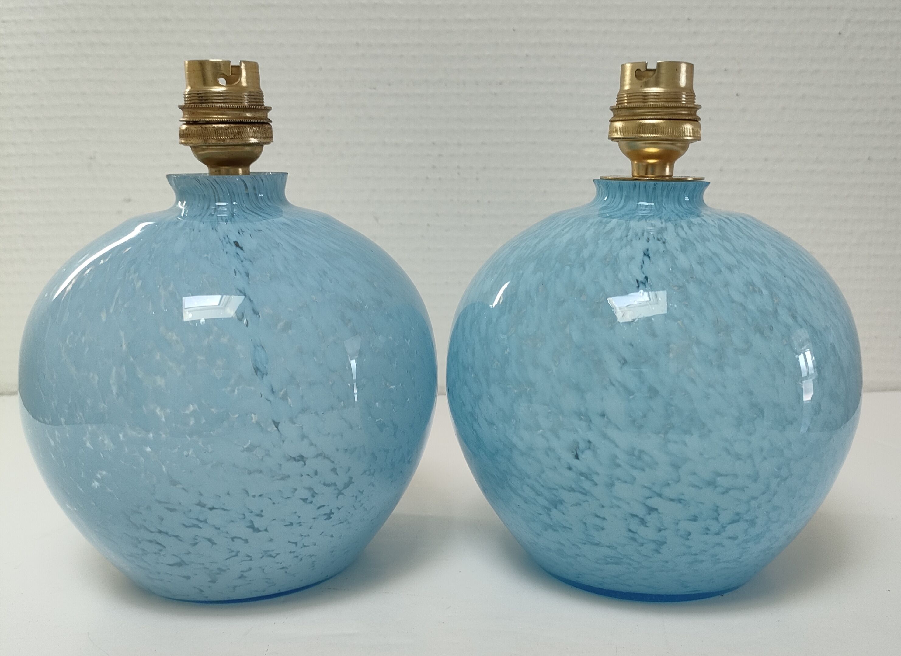 Deux pieds lampes boules art déco verre de clichy bleu
