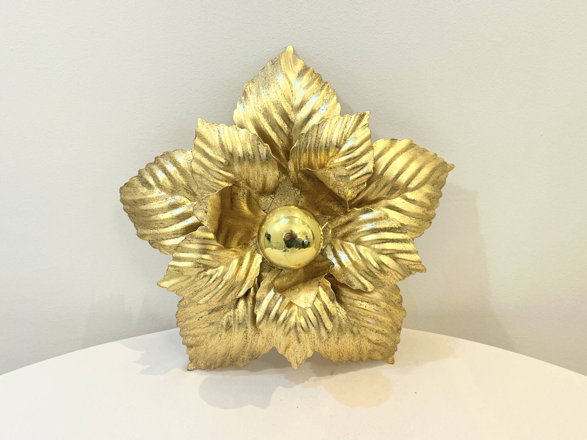 Applique murale fleur en métal doré à la feuille 1970 1980 Hollywood Regency Masca