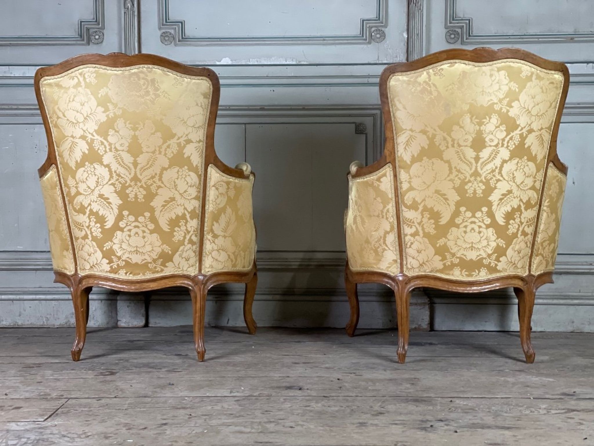 Pair of shepherdesses Louis XV style