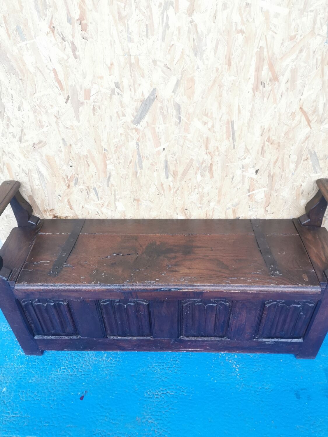 Coffre banc néo-gothique en bois massif