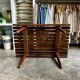Table basse, banc en bois foncé lamellé