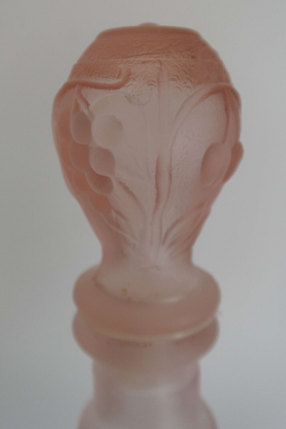 Carafe ancienne verre rose décor de fruits