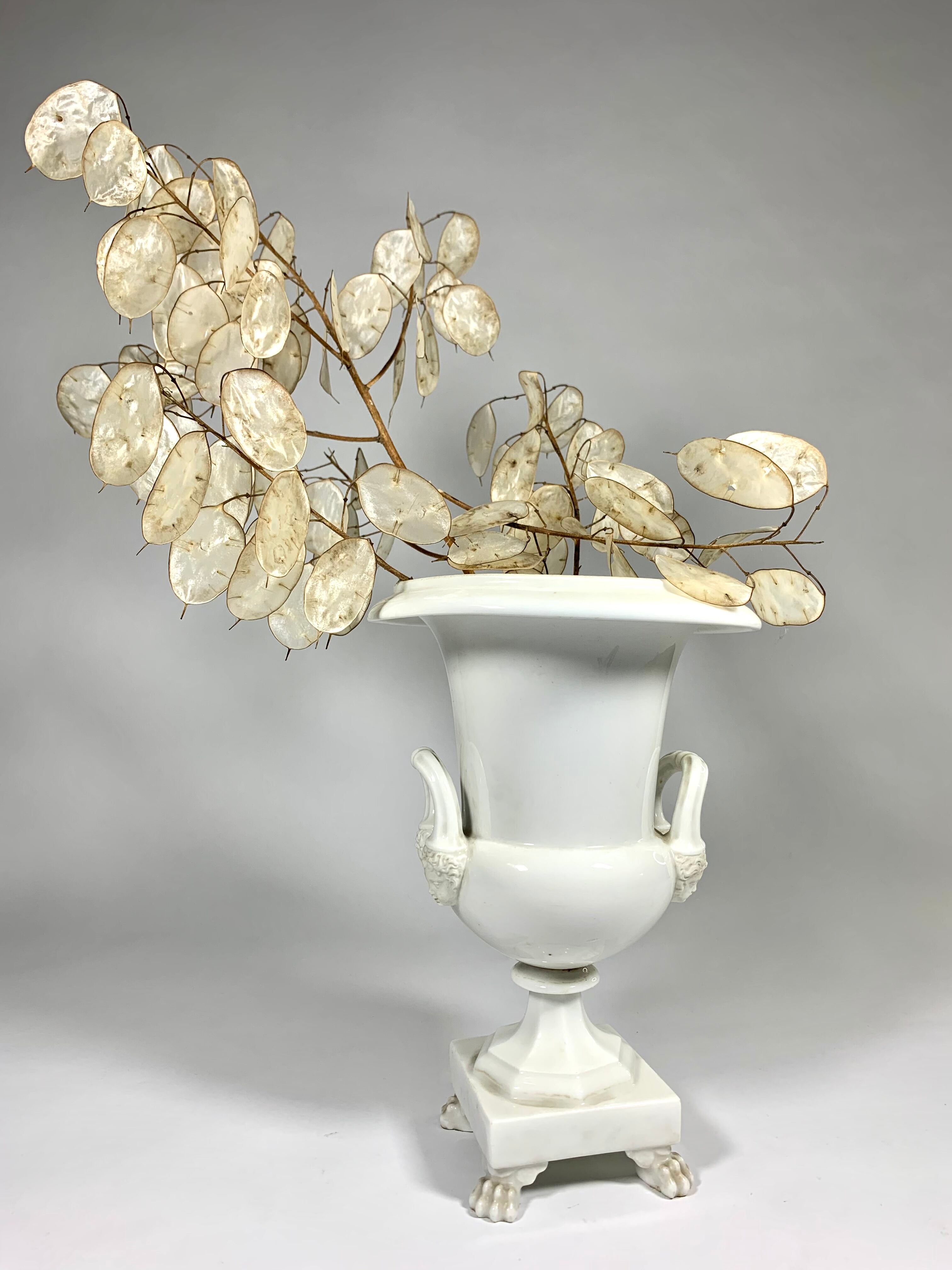 Vase de style Médicis en porcelaine de Paris blanche de la fin 19ème siècle