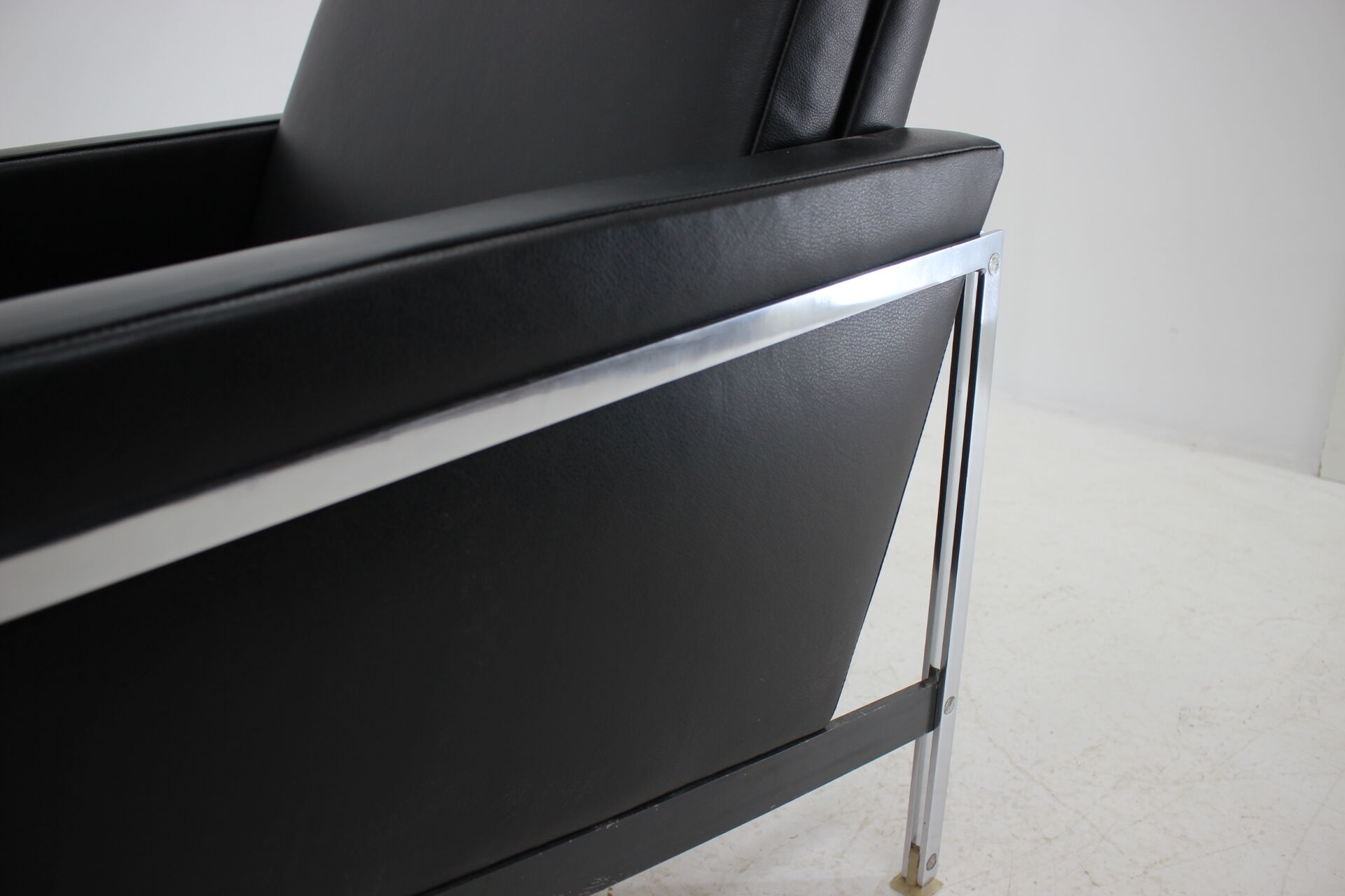 1960s Pair of Steel and Leather Armchairs by Lübke, Germany