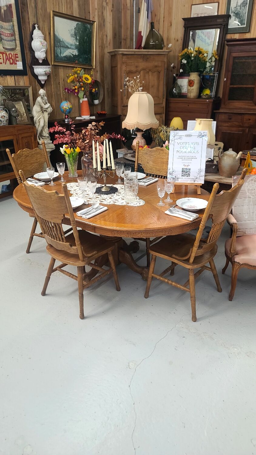 Extendable round table and 4 chairs