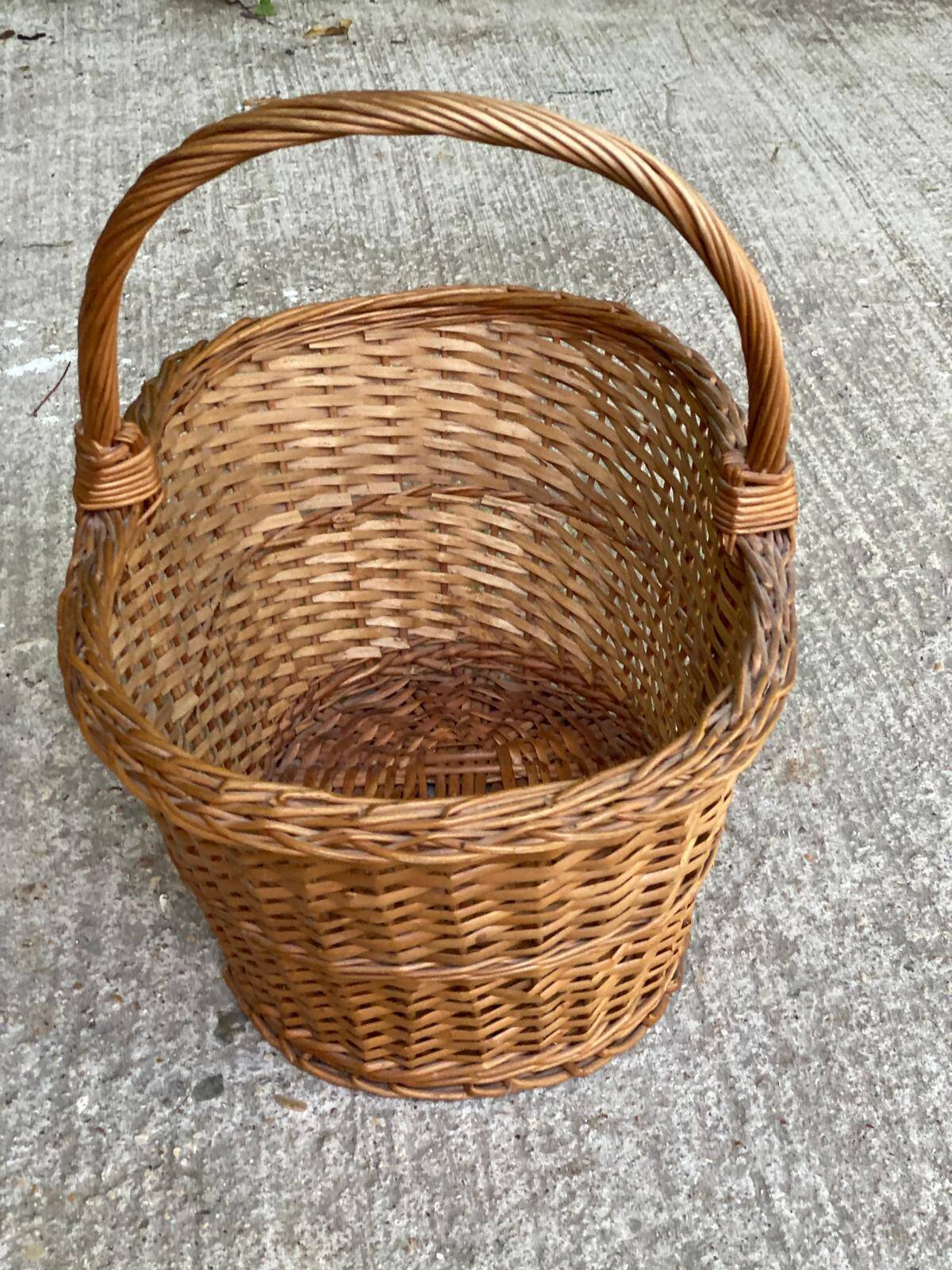 Round woven wicker basket with handle
