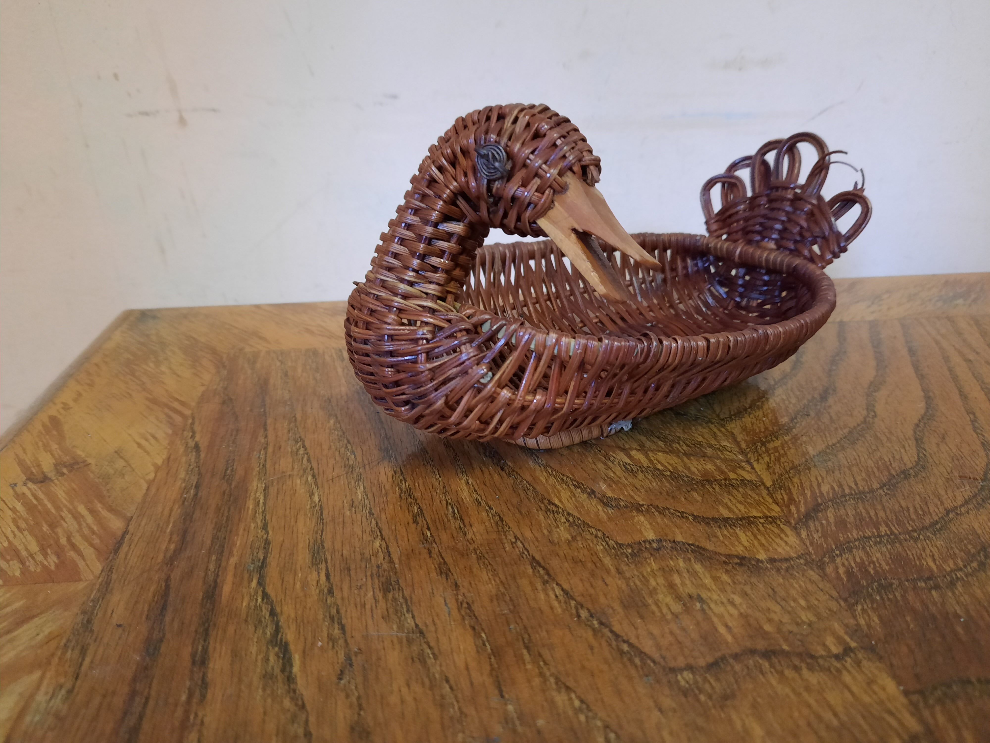 Duck-shaped basket