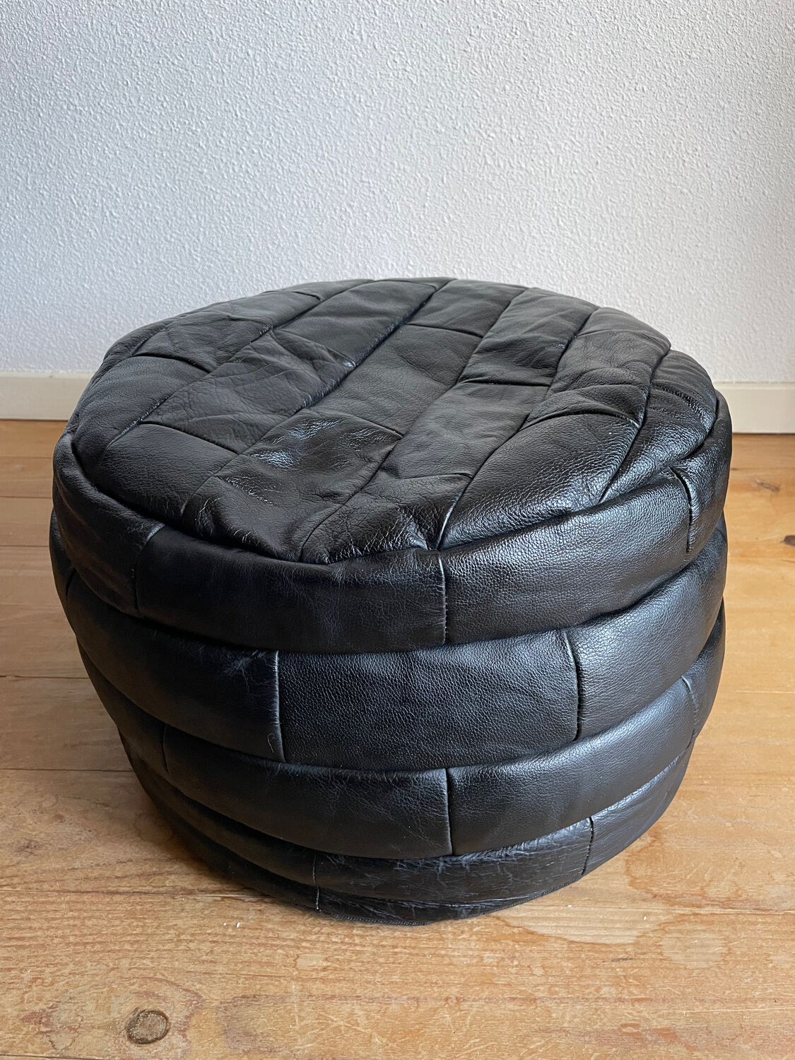 Patchwork black leather pouf de Sède