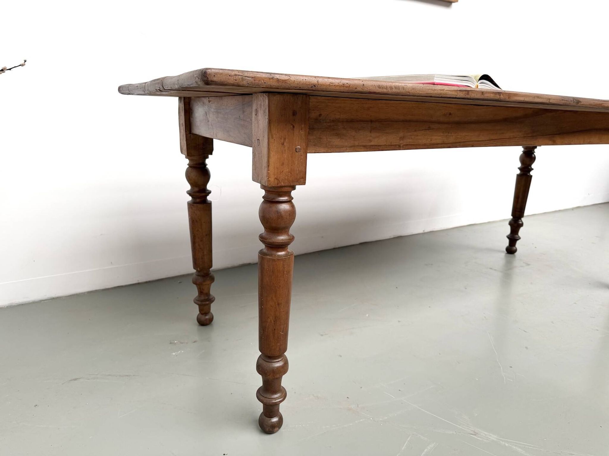 Table de ferme en noyer massif, pieds tournés, 1920