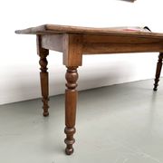 Table de ferme en noyer massif, pieds tournés, 1920