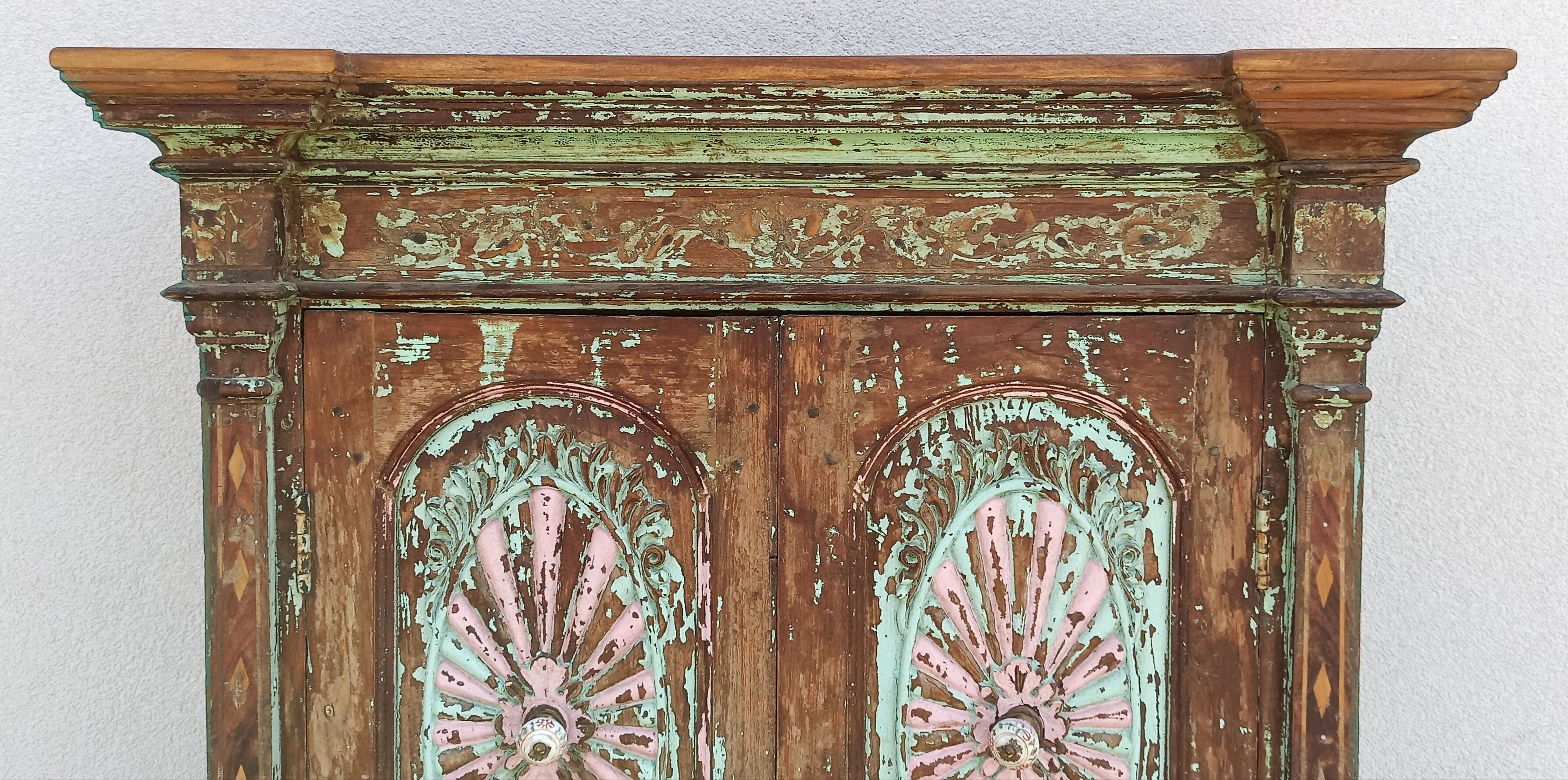 Old wooden cabinet - 2 doors and 1 drawer