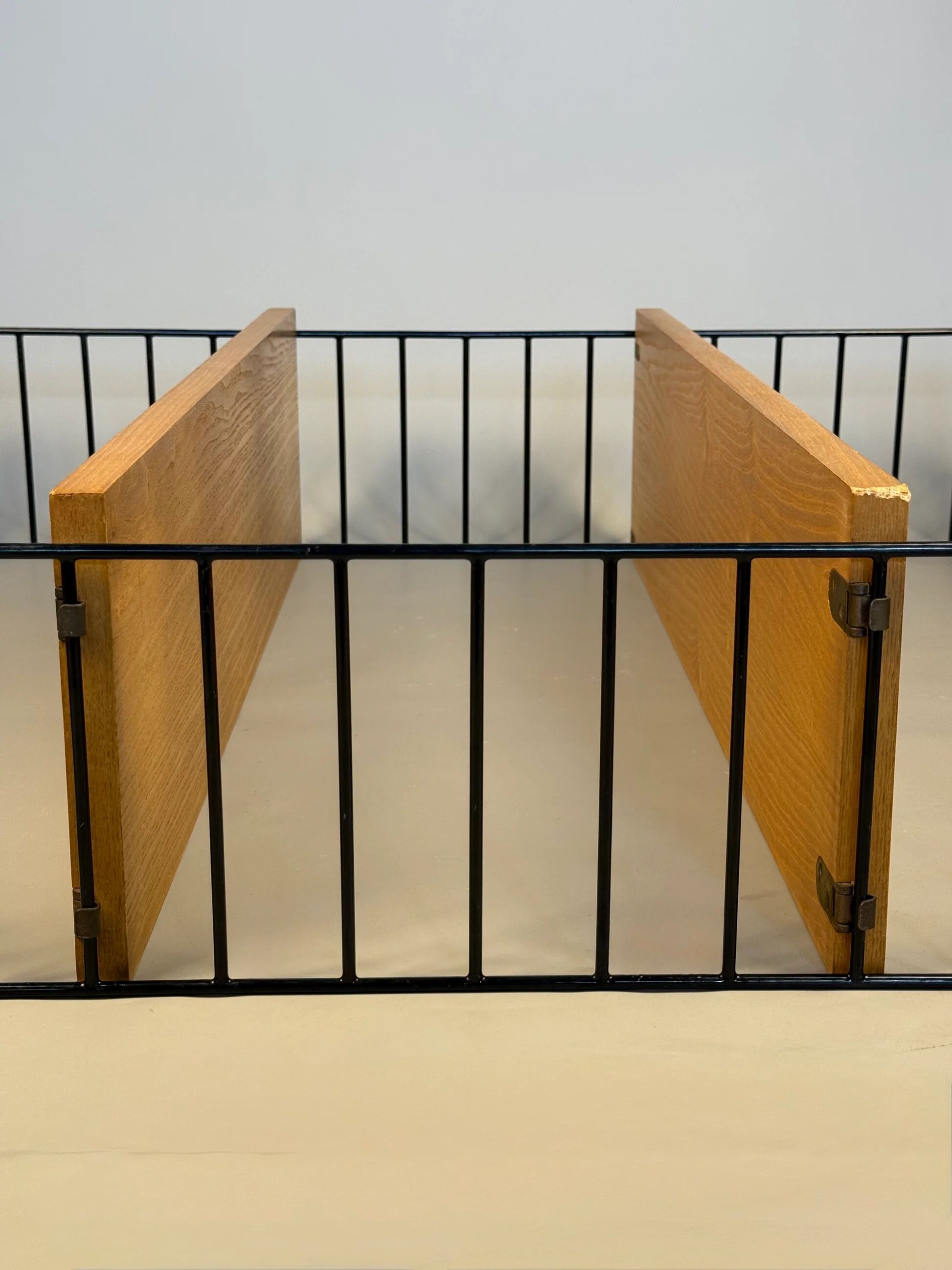 Floating wall shelf in oak veneer and black metal, 1960s.