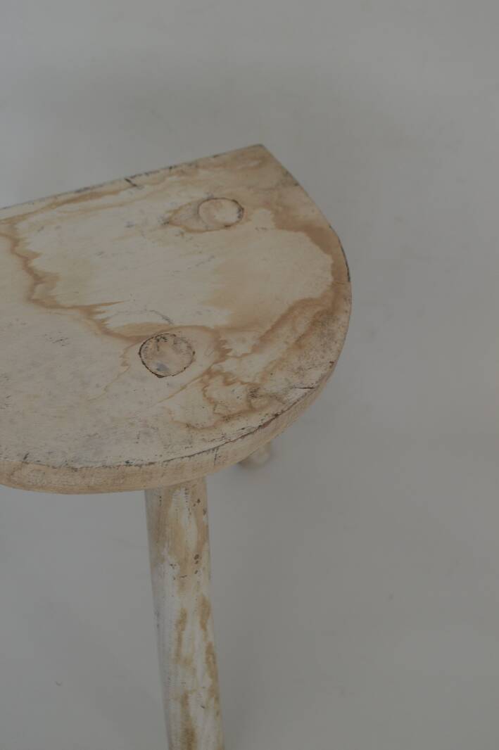 Half-moon tripod stool