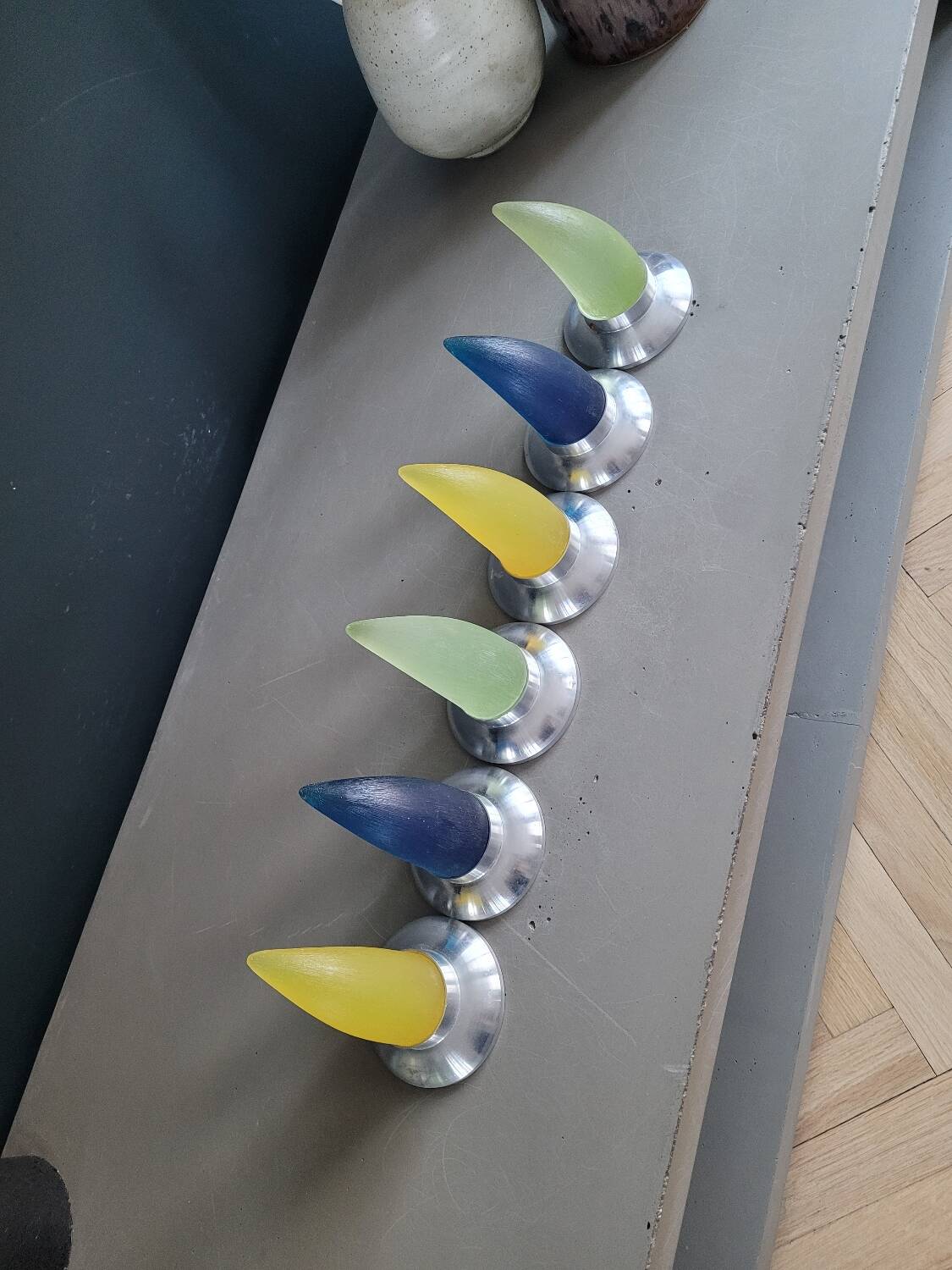 6 vintage horn coat hooks in resin and aluminium