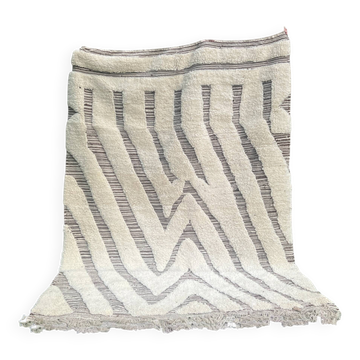 Large hand-knotted beige and cream Berber rug, 2.90m x 1.80m.