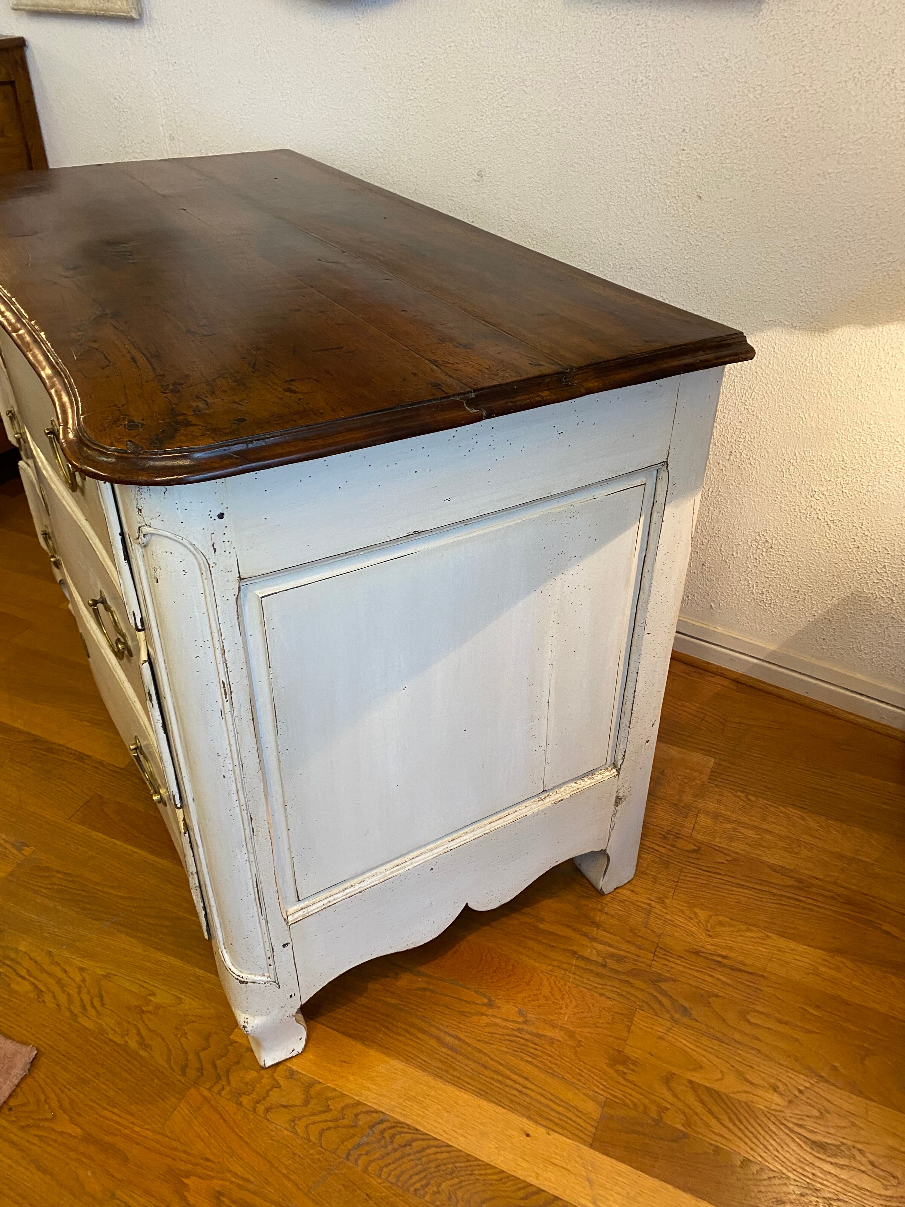 Chest of drawers from the regency period patinated light gray. Perfect condition.