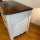 Commode d'époque régence patinée gris clair. Parfait état.