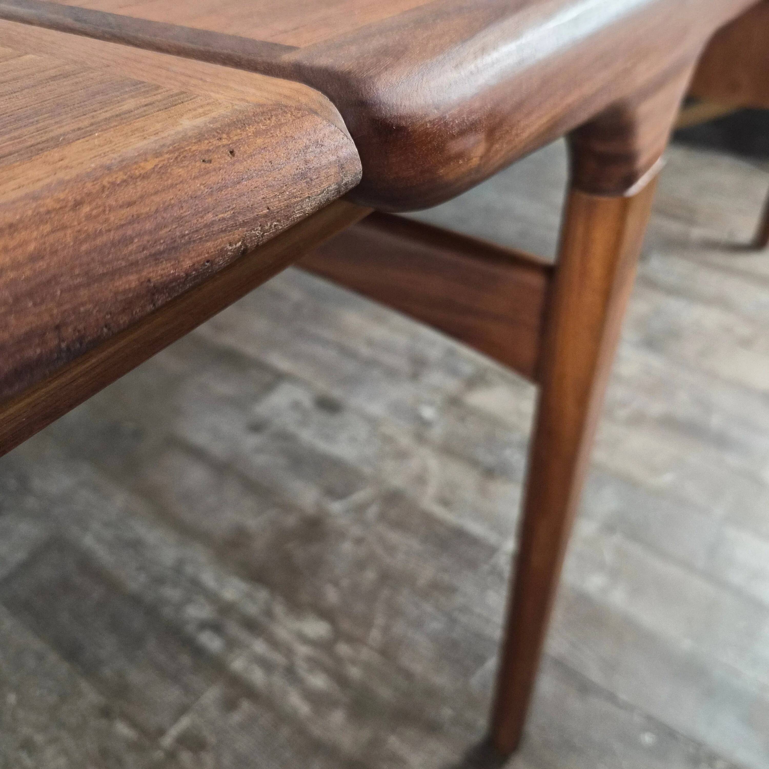 Table à manger en teck avec extension par Johannes Andersen, pour Uldum Møbelfabrik, Danemark, 1960.