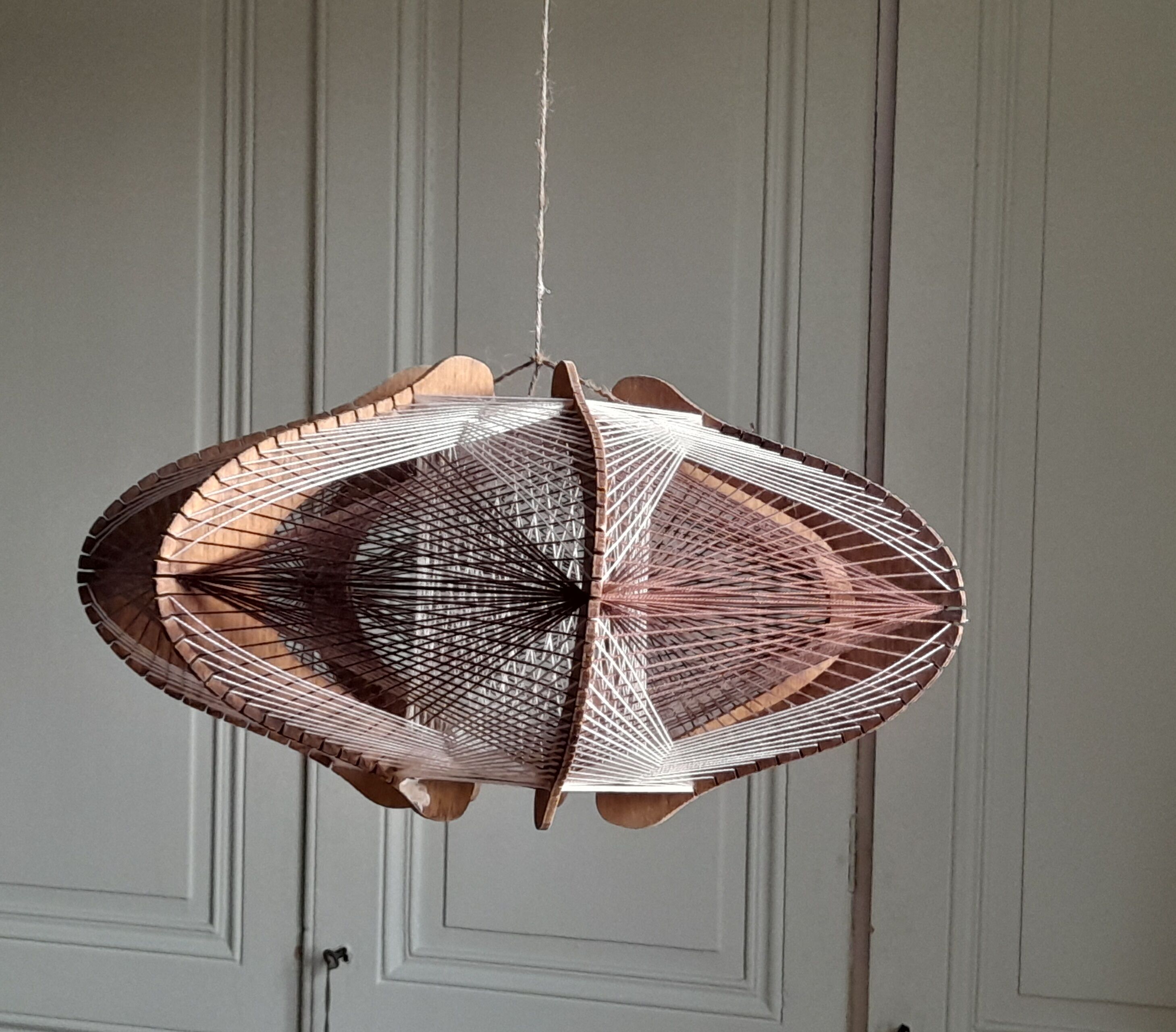 Scandinavian pendant lamp in wood and wire