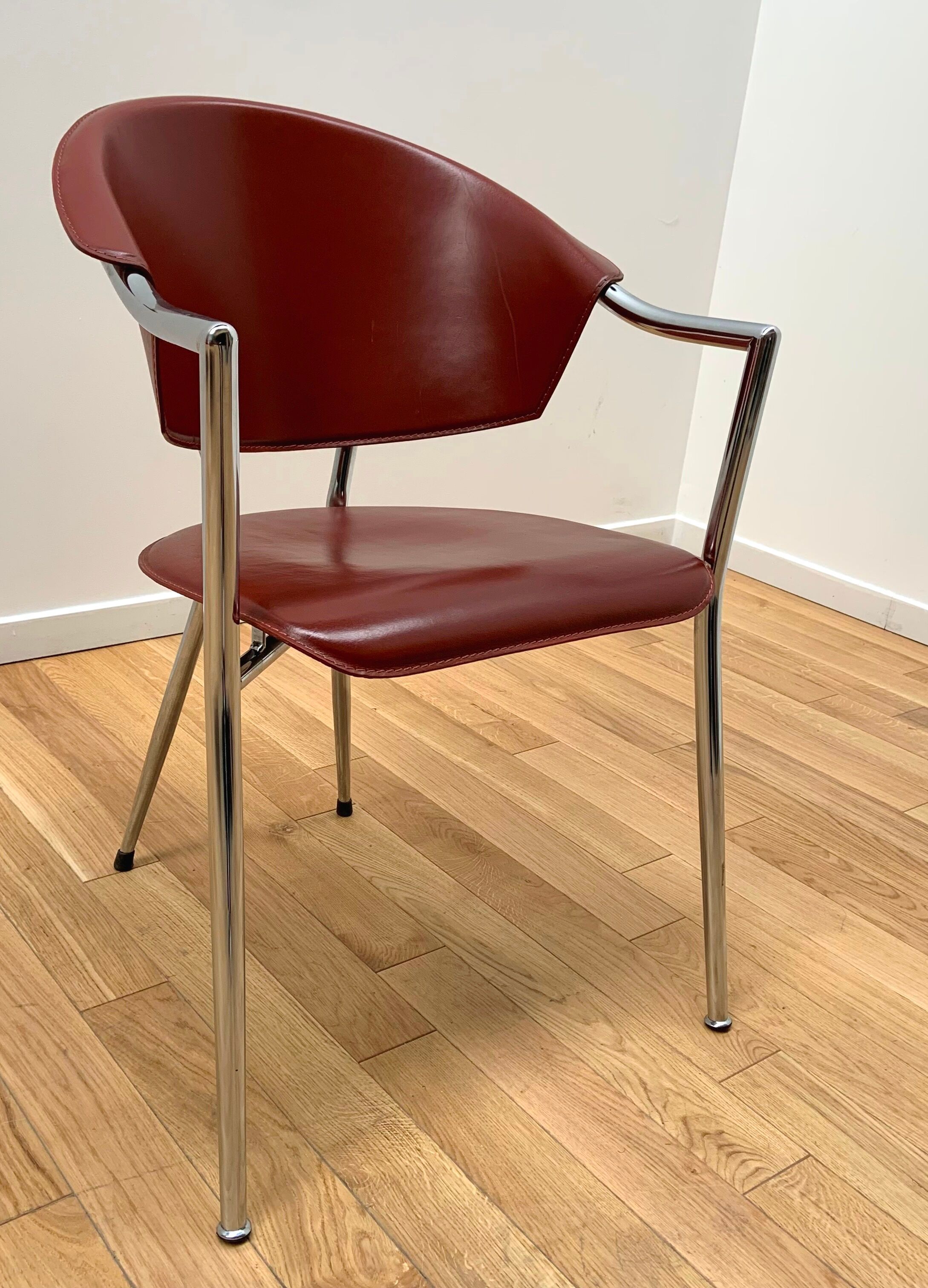 Suite de 8 chaises en cuir design