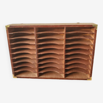 Compartmented wooden shelf