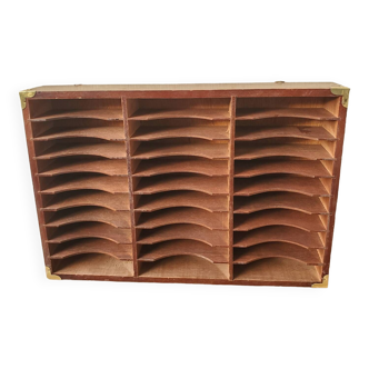 Compartmented wooden shelf