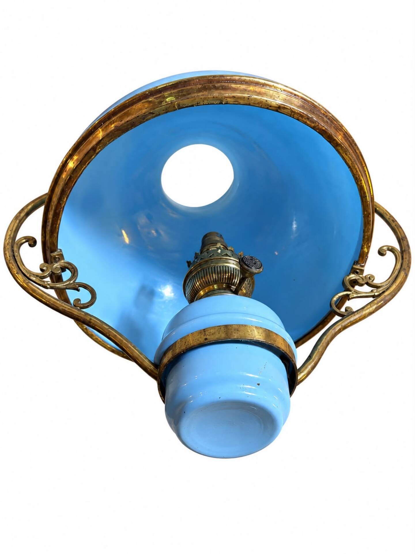 Suspension in electrified blue opaline.