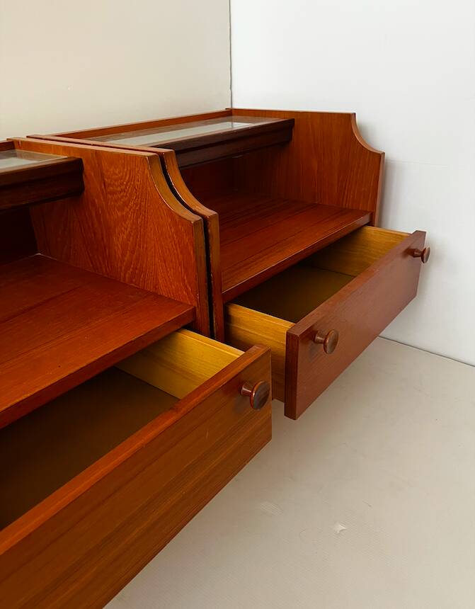 Paire de tables de chevet en teck