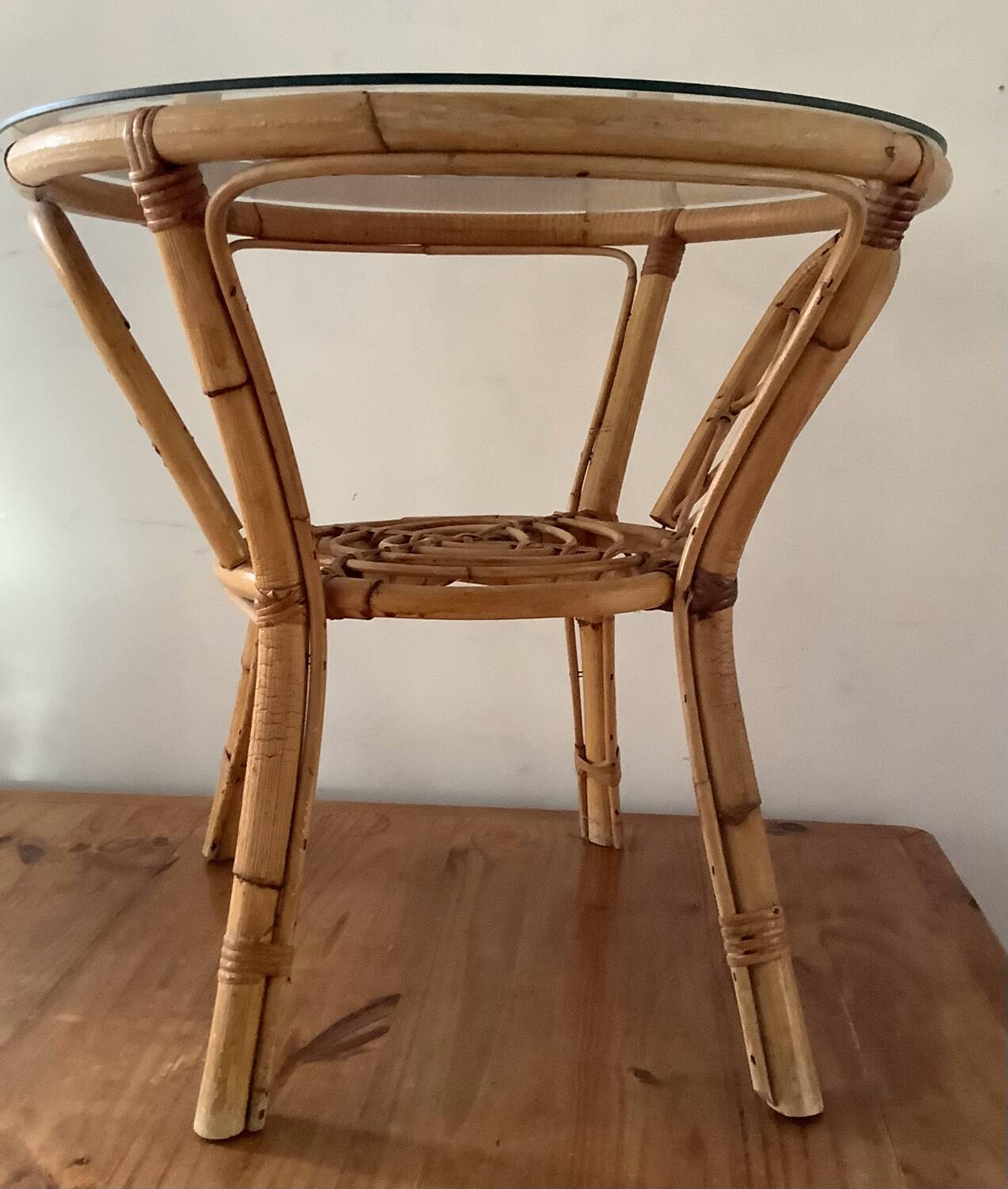 Table basse vintage en rotin et verre