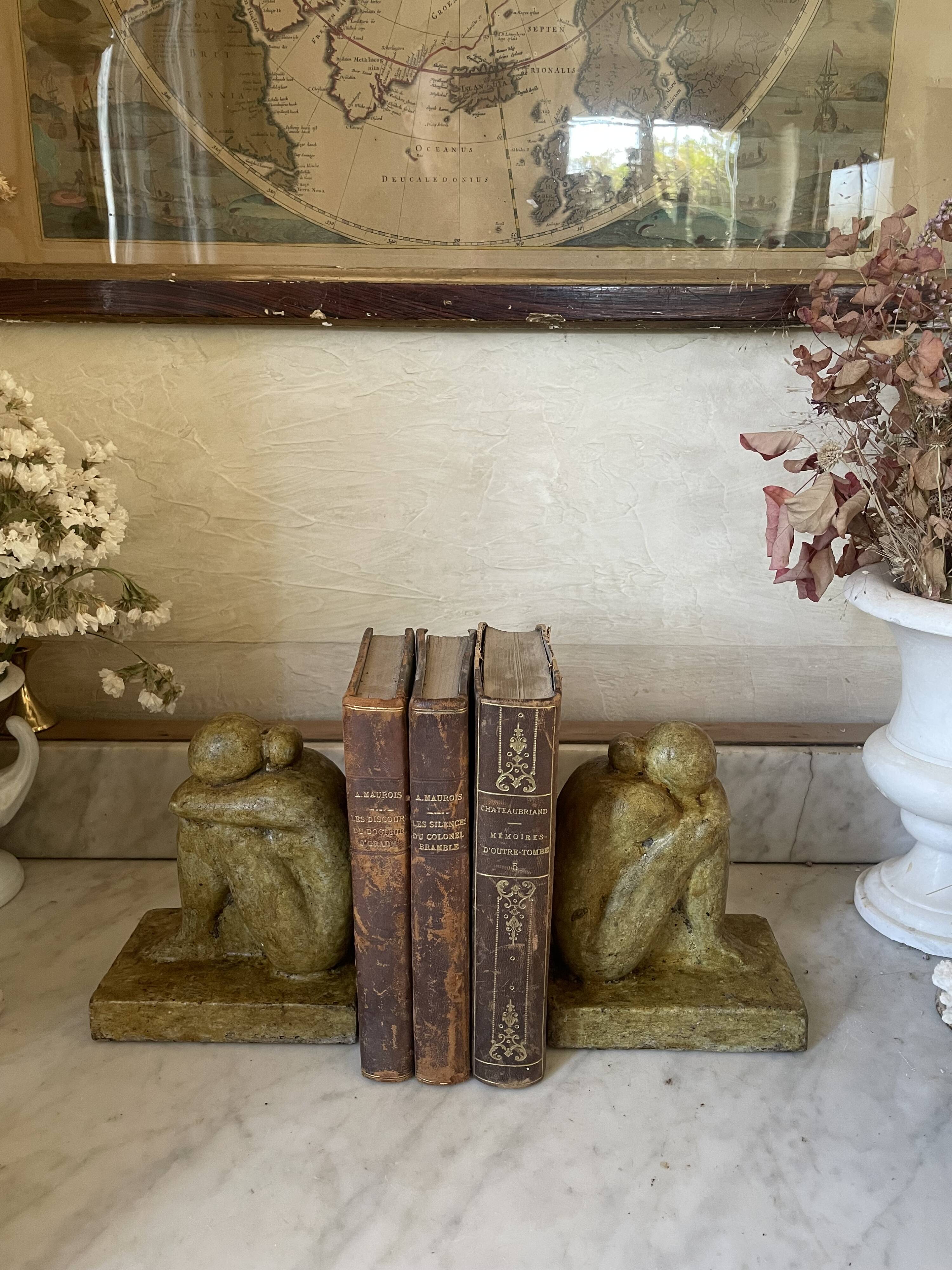 Serre-livres vintage en ciment patiné, sculptures de personnages enlacés, s
