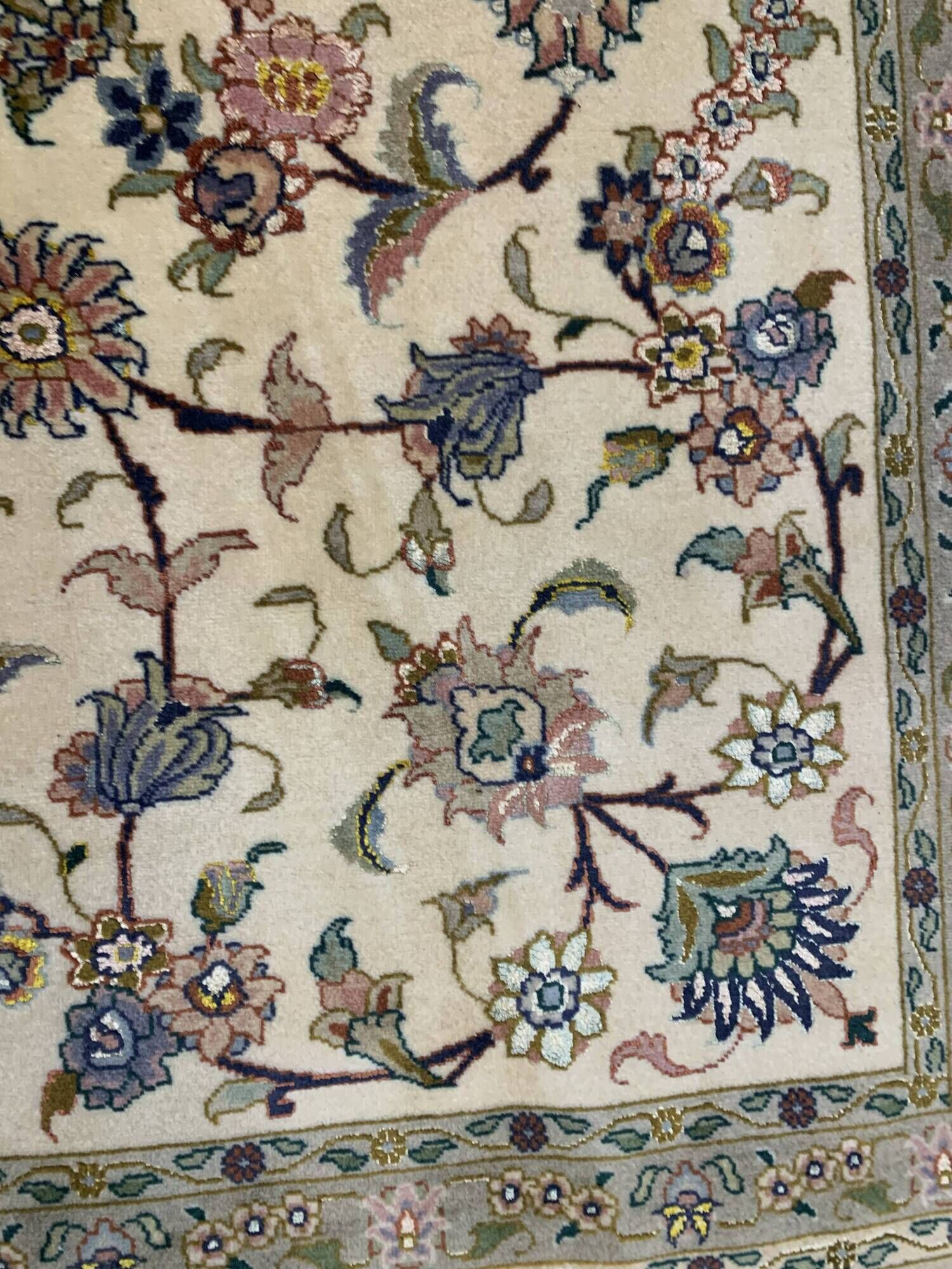 Authentic Tabriz Persian Carpet in Kork Wool and Silk (50 Raj) – 200 x 200 cm