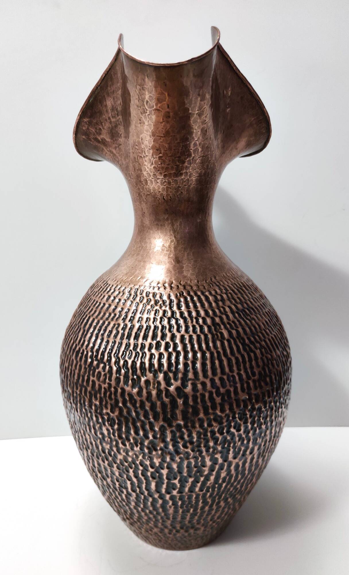 Grand vase pichet en cuivre gaufré par Egidio Casagrande, Italie